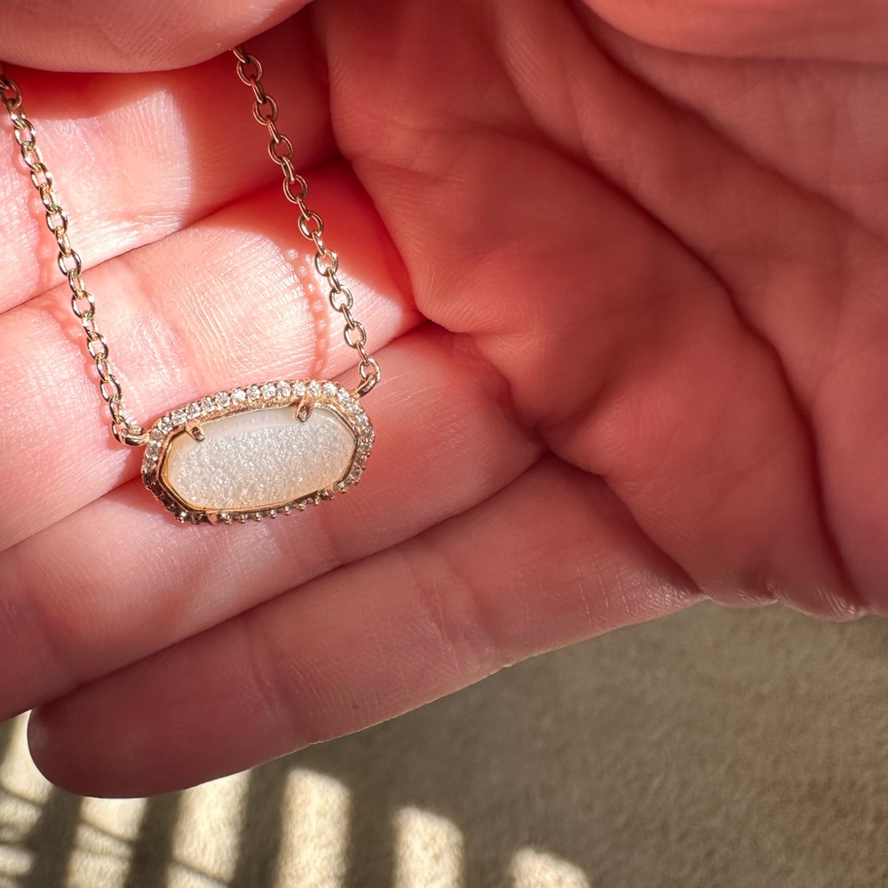 Kendra Scott Elegant Gold Pendant Necklace